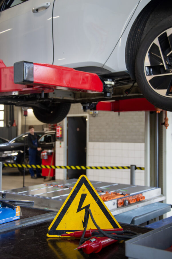Veilig werken aan e-voertuigen basis (VOP NEN 9140)